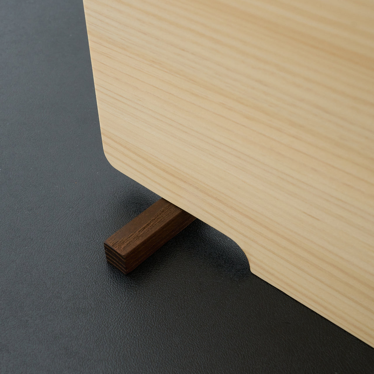 Hitohira Hinoki Thin Cutting Board with Stand (Small)