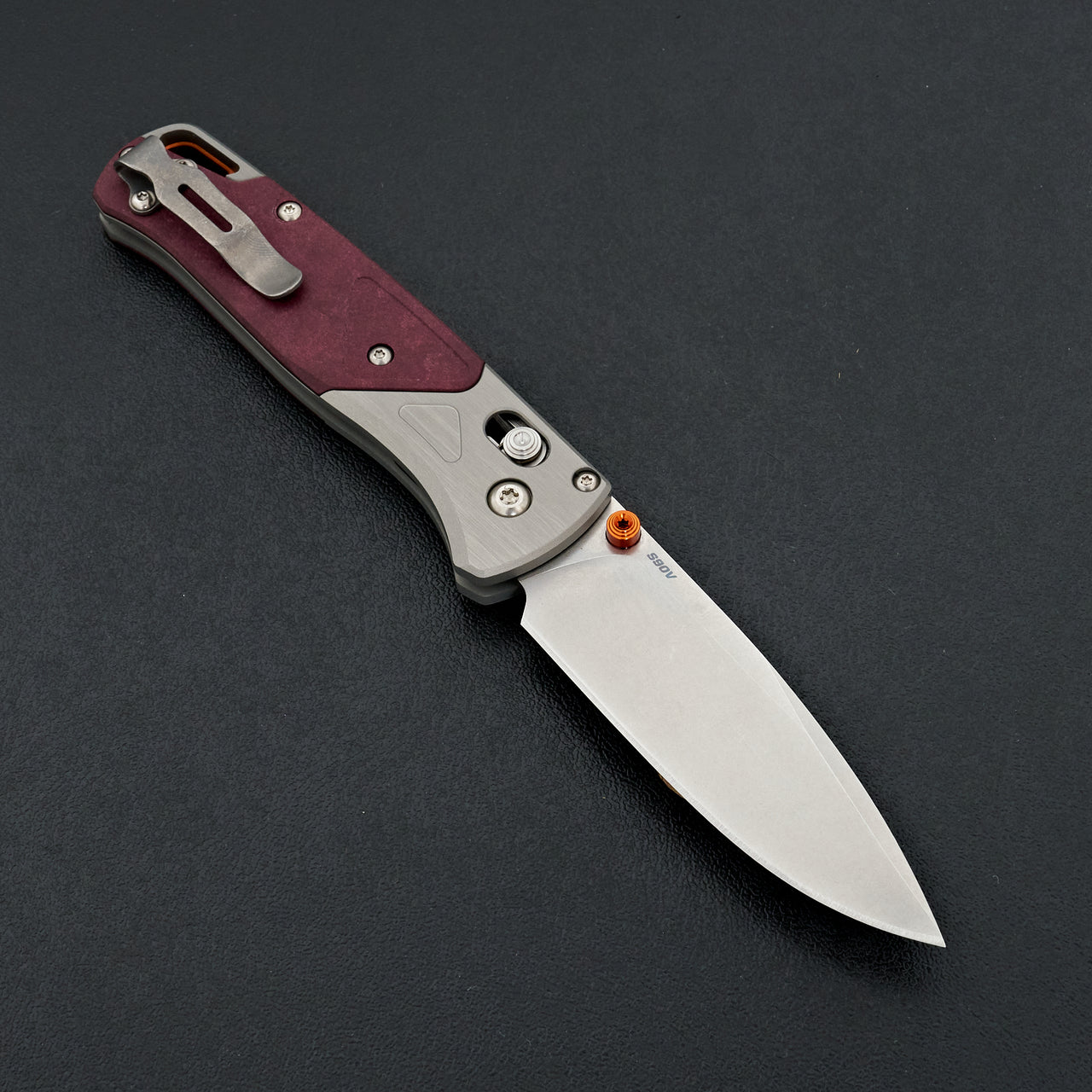 Benchmade Bugout Grey Aluminum & Redstone Richlite